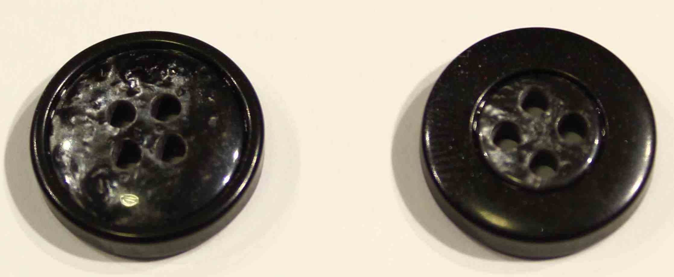 0366/01 Пуговица четыре прокола черный/серебристый 15мм