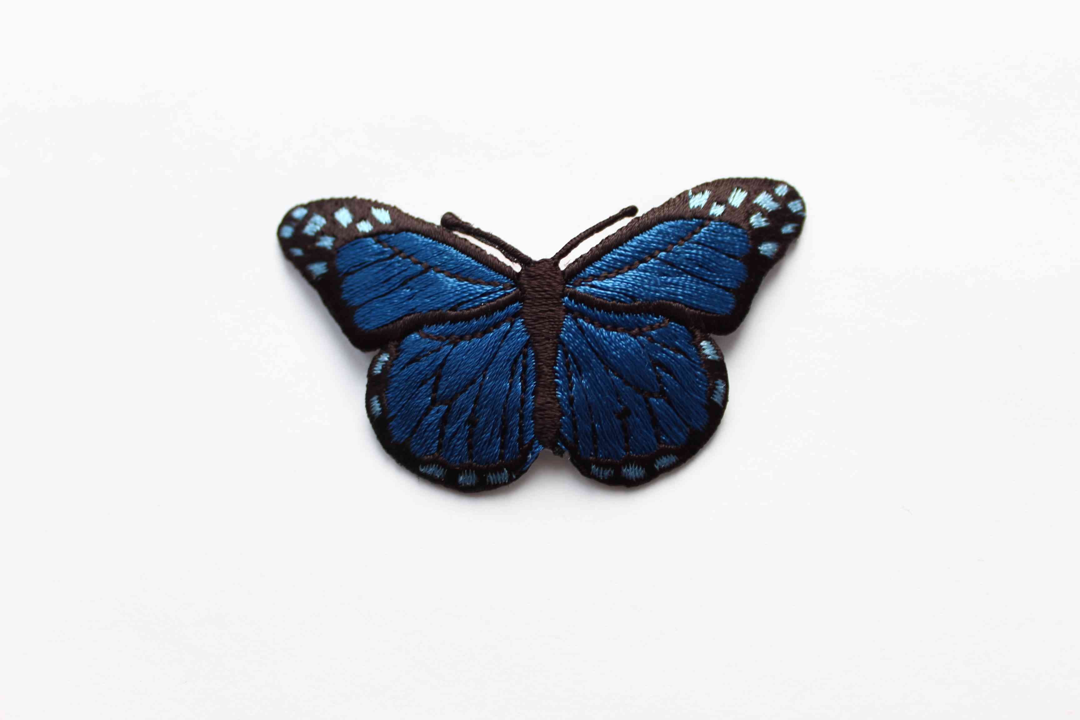 0146/01 Термоаппликация синяя бабочка 70*40мм