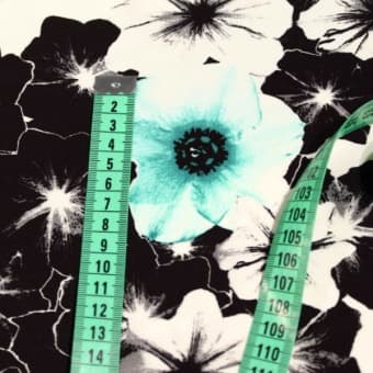 1707 Трикотаж холодная вискоза цветочный рисунок на белом фоне